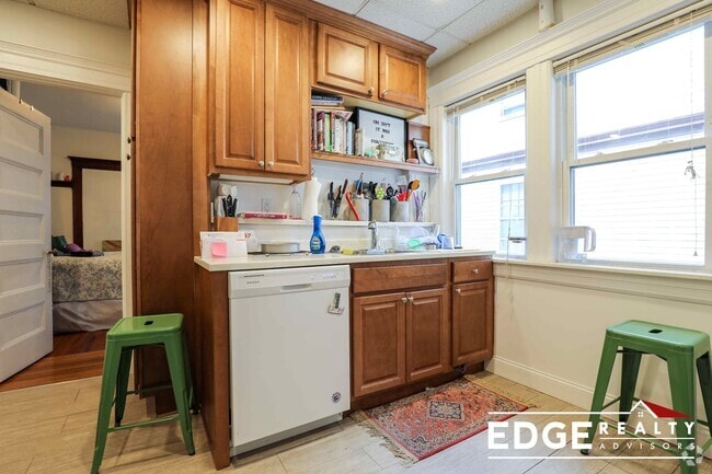 Building Photo - 57 Oak Square Ave Unit 1 Rental