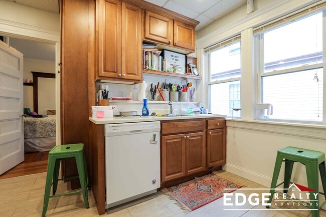 Building Photo - 57 Oak Square Ave Unit 1 Rental