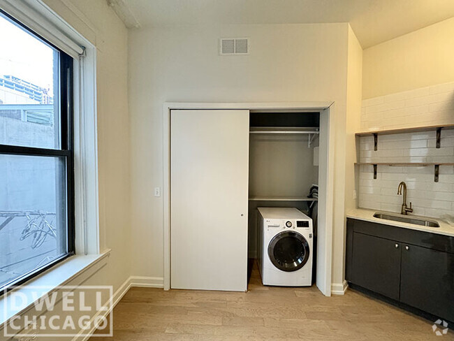 Building Photo - 108 W Chicago Ave Unit 319 Rental