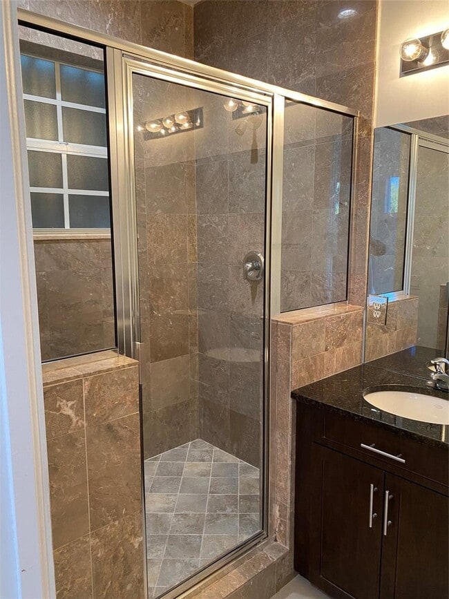 Photo - 230 N G St