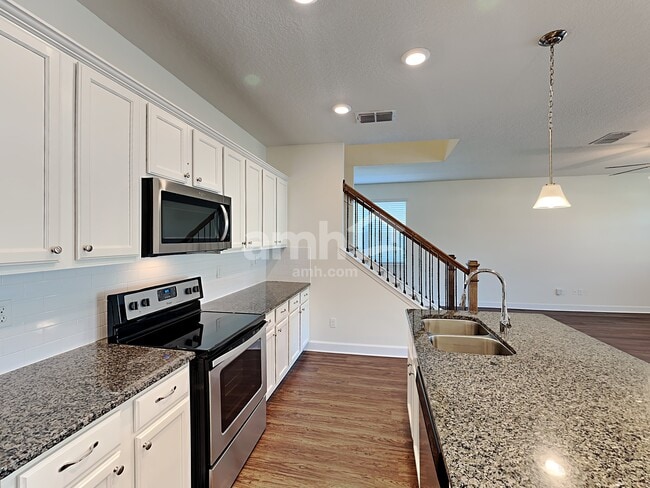 3084 Creek Village Ln