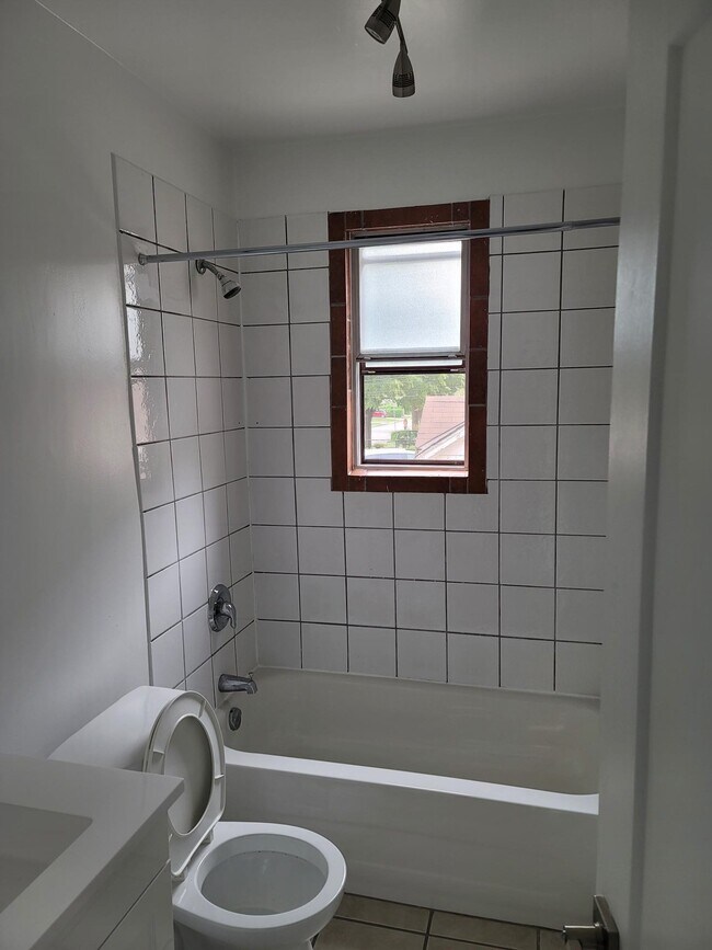 Photo - 1566-1574 Avenue Rd