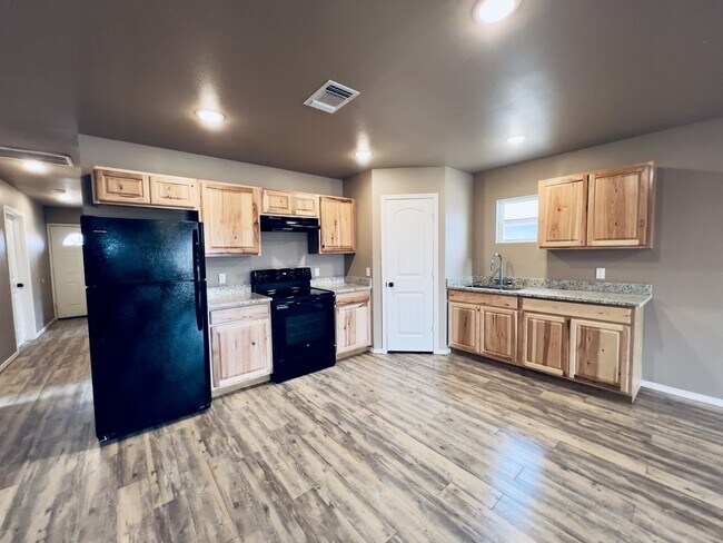 Building Photo - Cozy 3 Bedroom Home