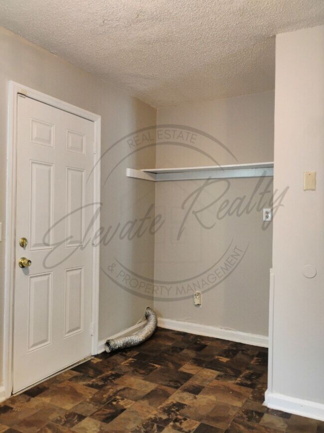 2437 Woodale Ln