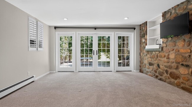 Photo - 1058 Plandome Rd