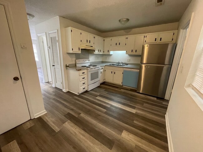 Photo - 106 Kimeran Ln