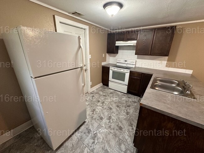 Photo - $625 - 1 bed 1 bath - Single Family Home secluded in the back of the main home 742 Hendryx Unidad 740 Hendryx