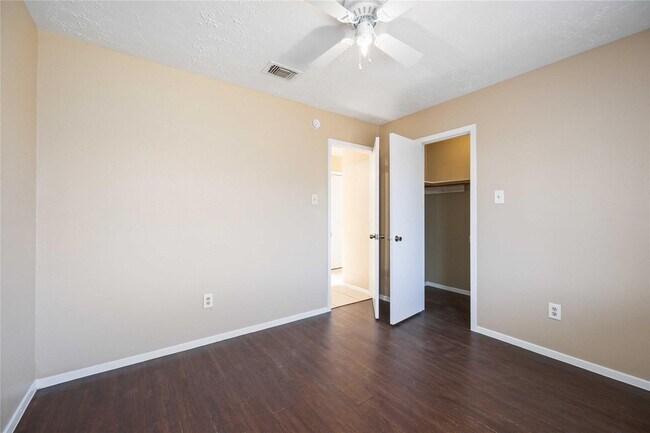 Photo - 3811 Meadow Pl Dr