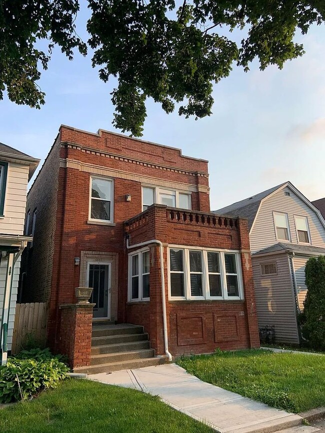 Building Photo - 4847 W Hutchinson St Unit 2 Rental