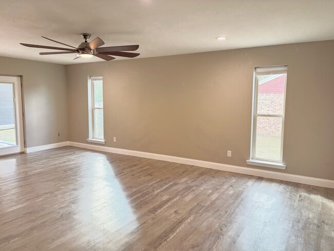 Photo - 2121 Oakstream Ave