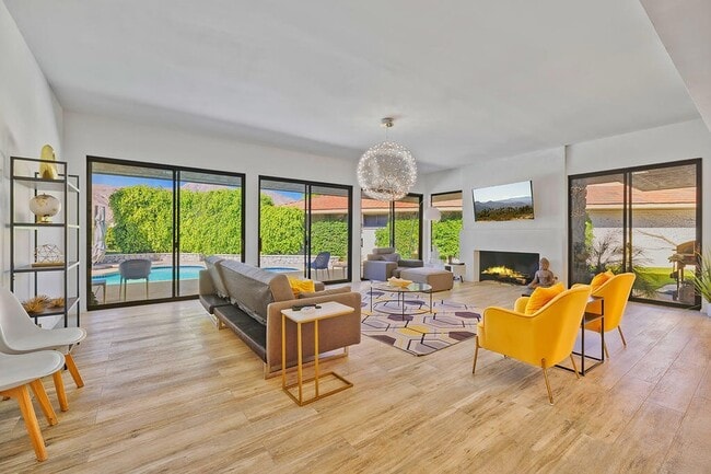 12 Sussex Ct