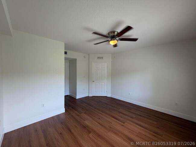 1095 Golden Lakes Blvd