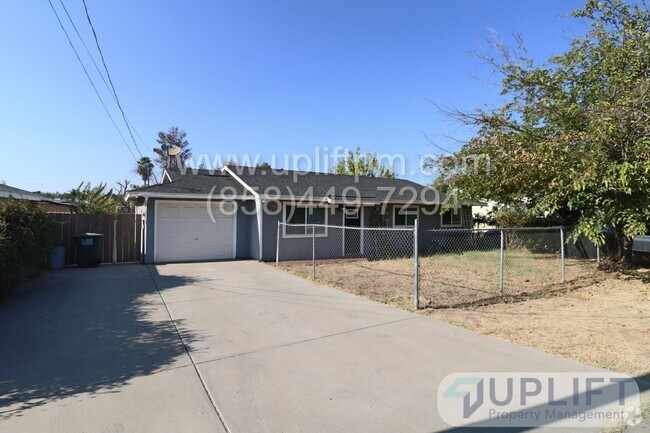 Building Photo - 3 Bed 2 Bath House w/ Garage, Fenced Backy...