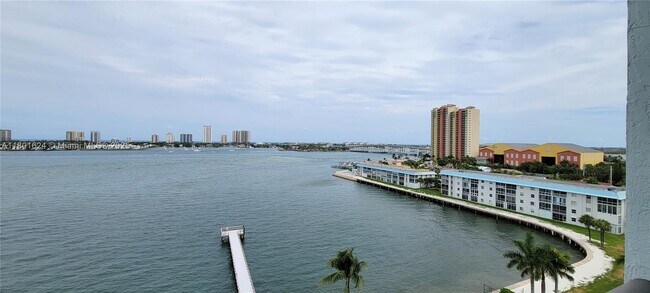 Photo - 3040 Lake Shore Dr Unidad 2