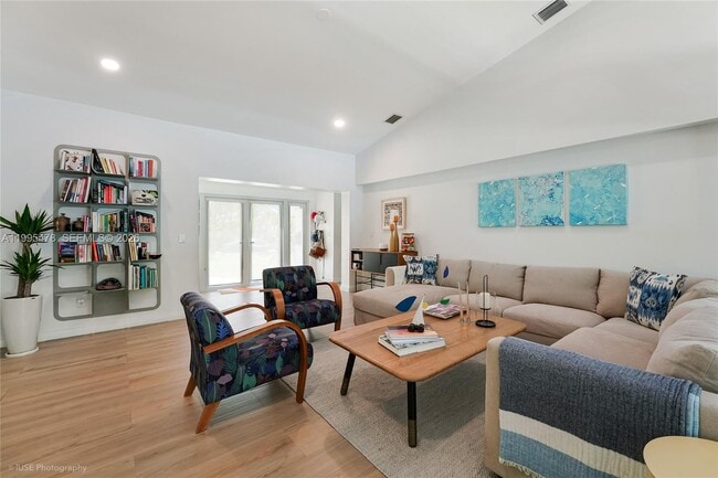 Photo - 560 Hampton Ln