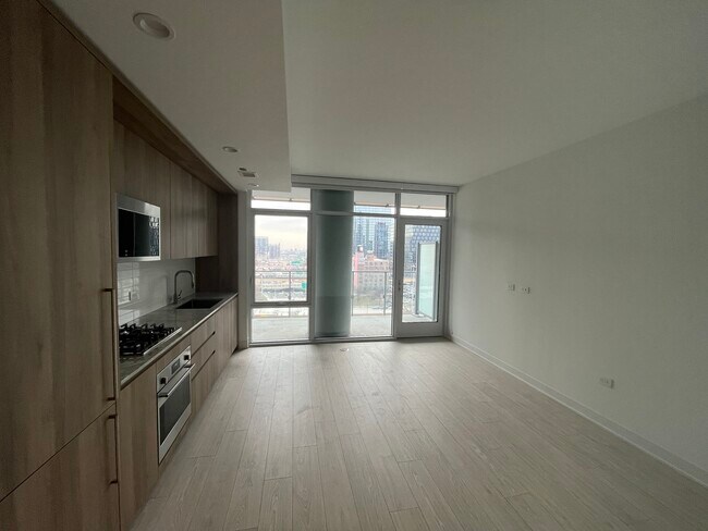 Photo - 370 N Desplaines St