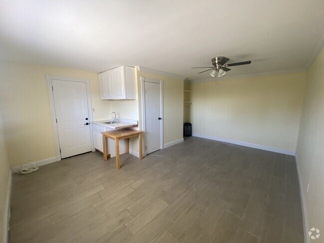 Building Photo - 5102 W 129th St Unit Single Bedroom Rental