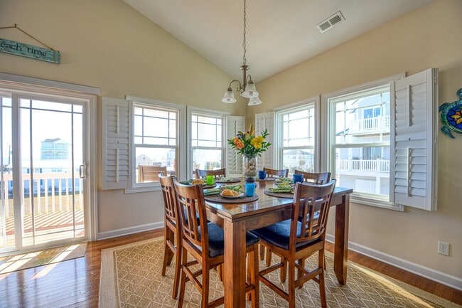 Photo - Loves Holiday @ 3279 Island Dr