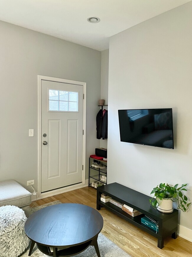 Photo - 2135 S Fairfield Ave Unidad 3