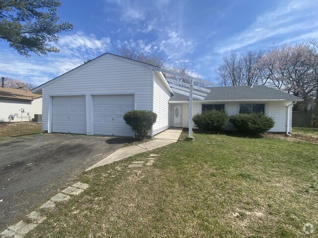 Building Photo - 37 Pershing Ln Rental