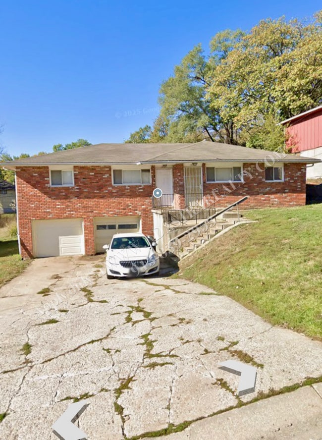 Building Photo - Cozy 2 Bed 1 Bath Duplex in KCK-Coming SOON!!