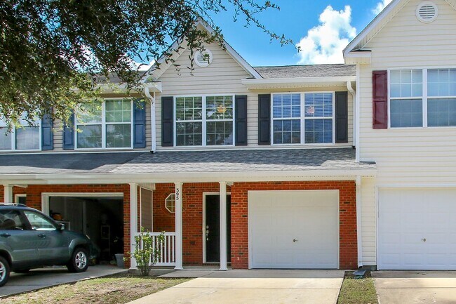 Building Photo - Enjoy this beautifully updated 3 Bed/3 Bat... Rental