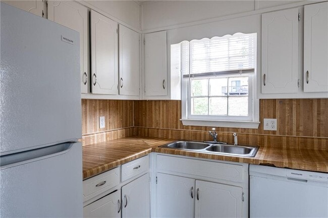 Photo - 582 Downing St