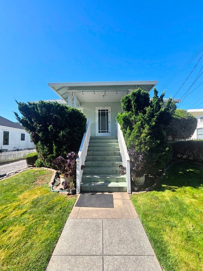 Building Photo - Charming Downtown Petaluma Gem - 3bed 1.5 Bath Available Now !
