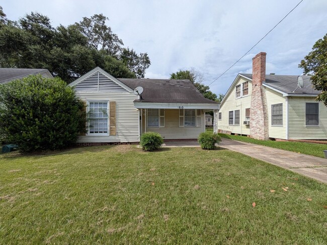 Building Photo - 1810 Roberts Ave