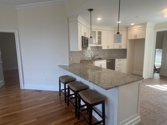 Side view of Living Room and Kitchen Countertop - 41 Hudson Terrace Unidad Apt 1