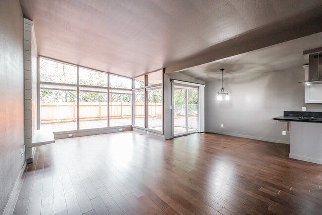 Photo - 837 Woodmansee Ct SE