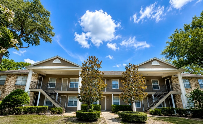 Building Photo - Second floor, 2/2 unit with wooded view near UCF