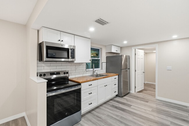 Building Photo - 903 Vine Ave