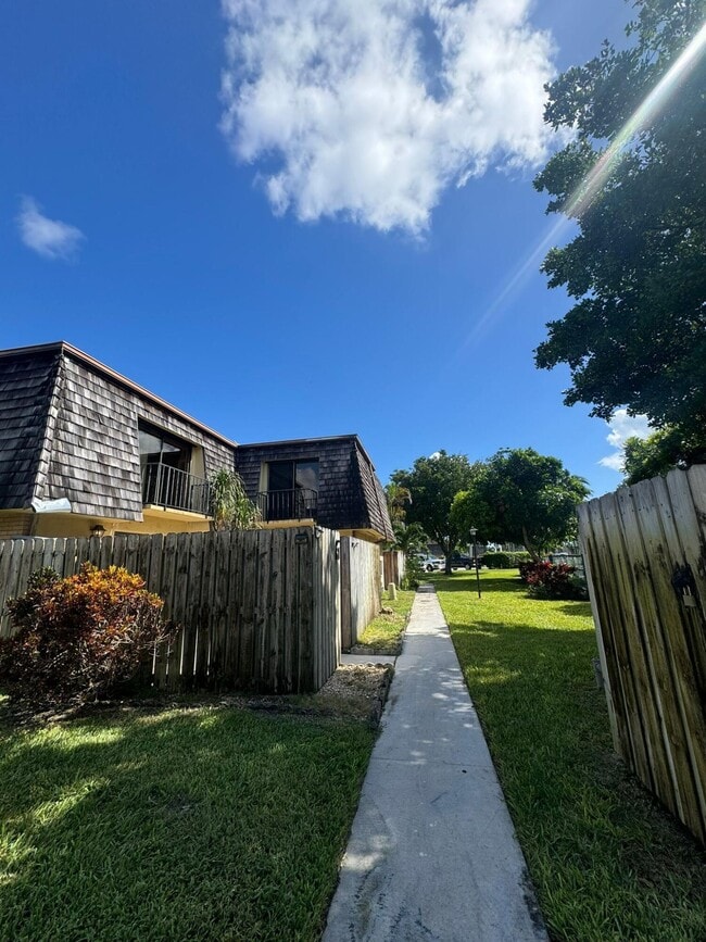 Photo - 61 Lake Arbor Dr