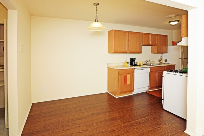 1 BR, 1BA - 800sf - Dining Area