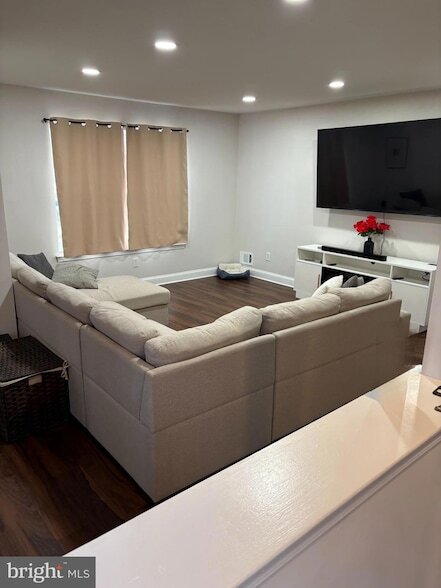 Photo - 430 Whitman Ln