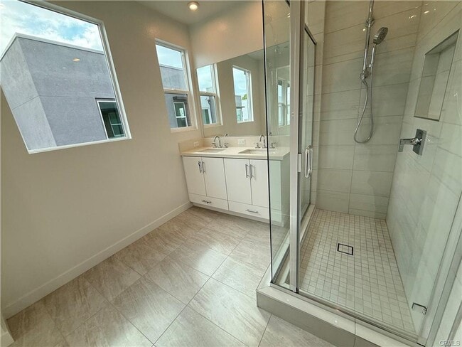 Photo - 693 S Lyon St