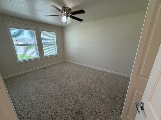 Photo - 435 NE Greystone Loop