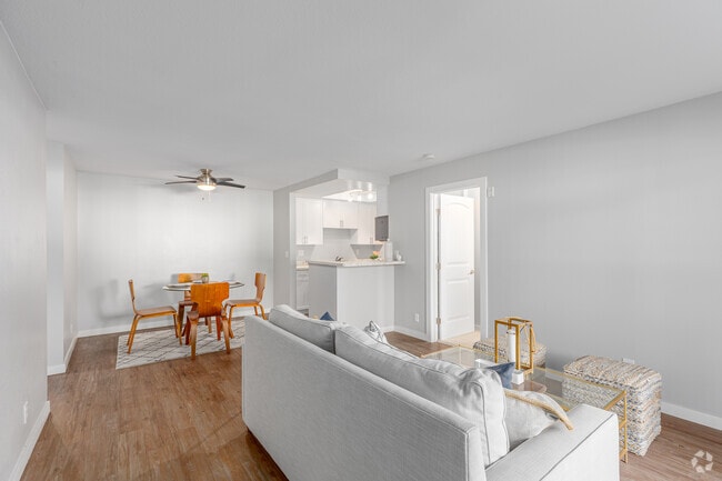 2BR, 2BA - 944SF - Living Room