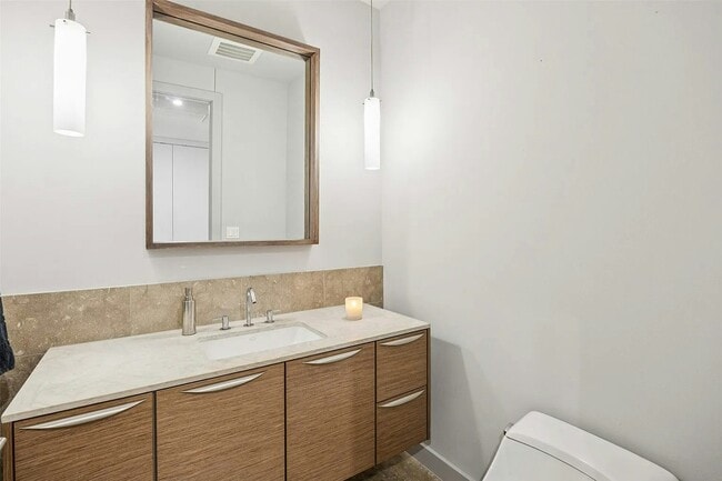 Building Photo - 2900 McKinnon St Unit 303