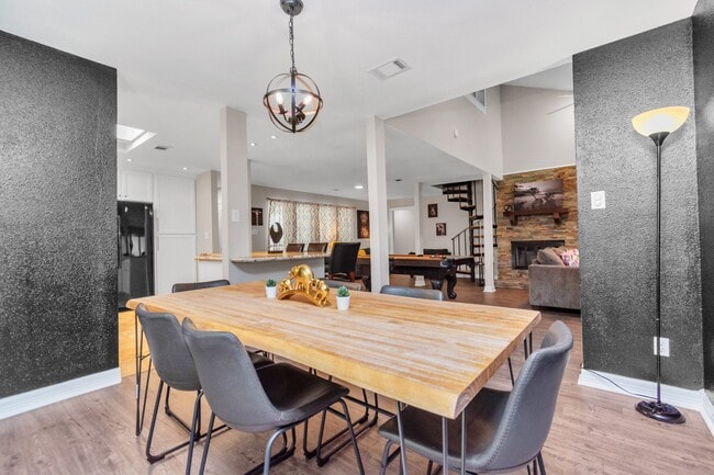 Photo - 902 Golden Bear Ln