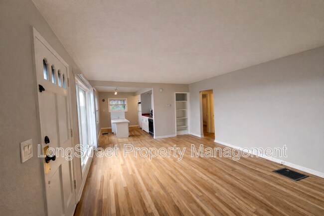 Photo - 801 SW Broadway Dr