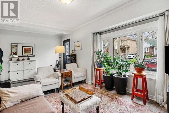 Photo - 154 Warden Ave.