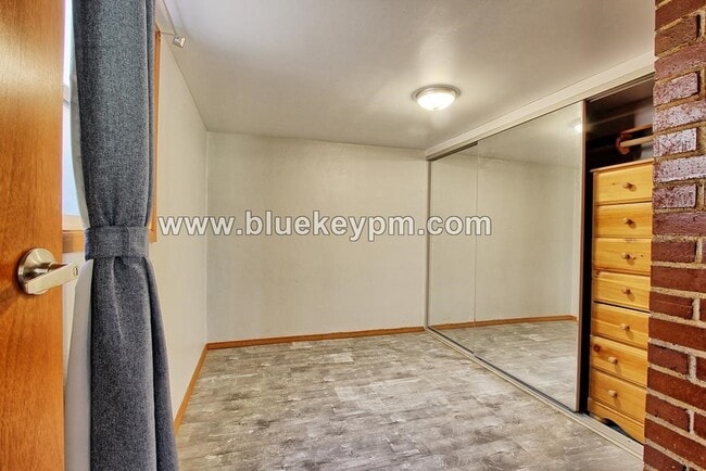 Photo - Spacious  3 Bed, 1 Bath  Daylight Basement Apartment in Markham