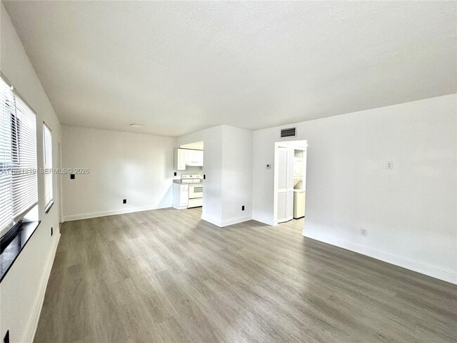 Building Photo - 1525 NE 135th St Unit 2