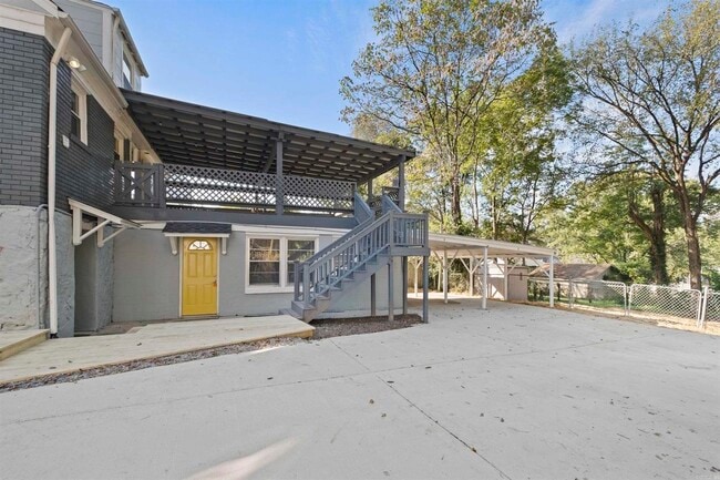 Building Photo - 1305 Stratford Ave Unit B