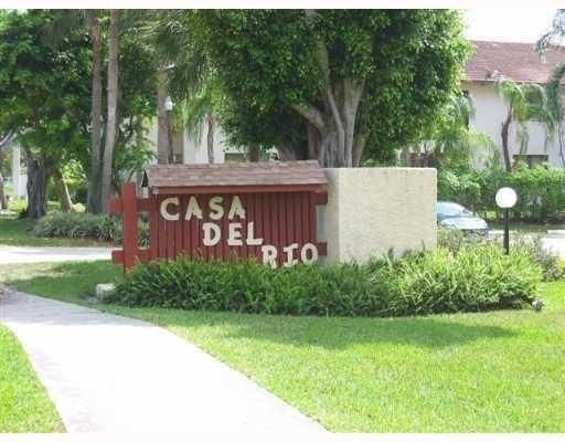 Casa Del Rio, walk to campus - 480 NW 20th St Condo