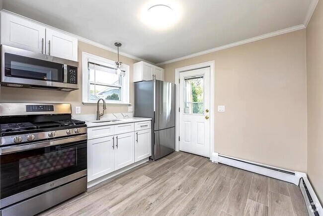 Building Photo - 31 Cabot St Unit 3 Rental