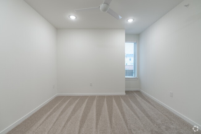 1BR, 1BA - 724SF - Bedroom