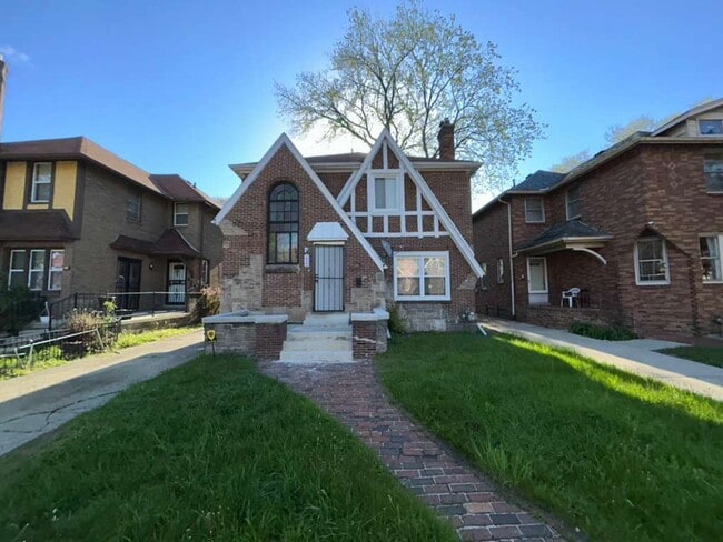 Building Photo - Beautiful Renovated Colonial